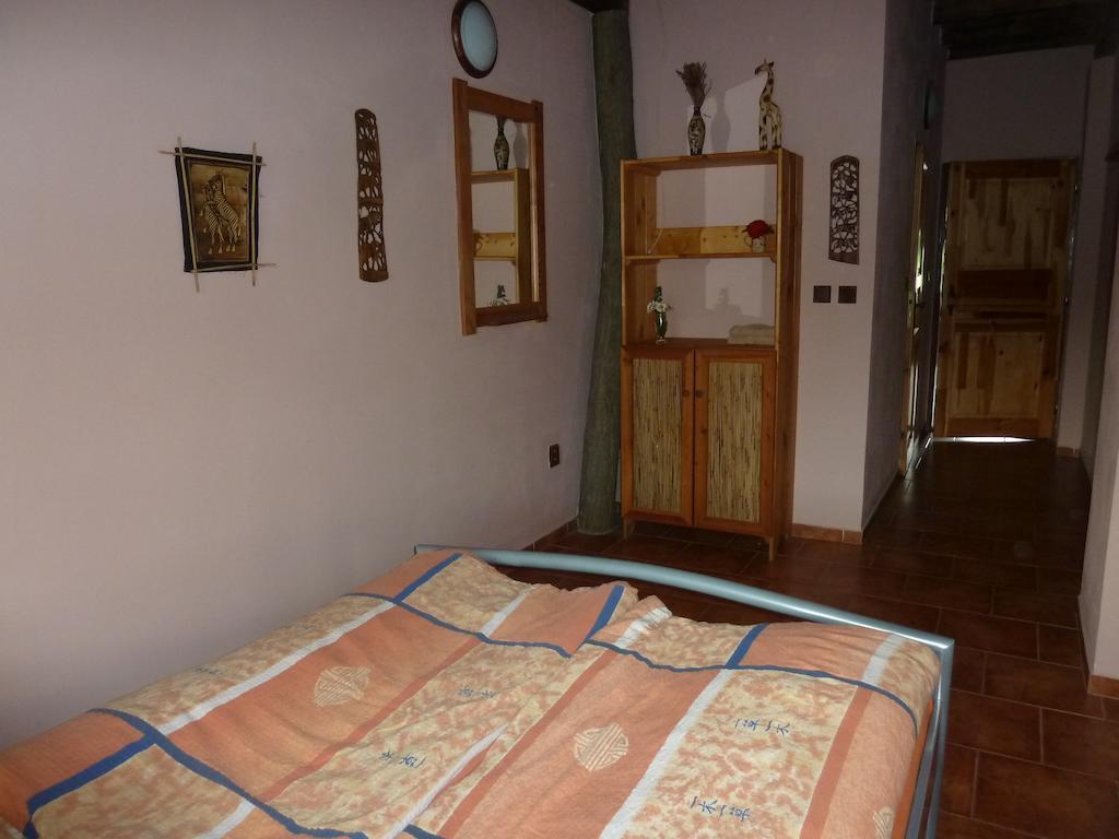 Q Ranch Hotel Bezdekov  Room photo